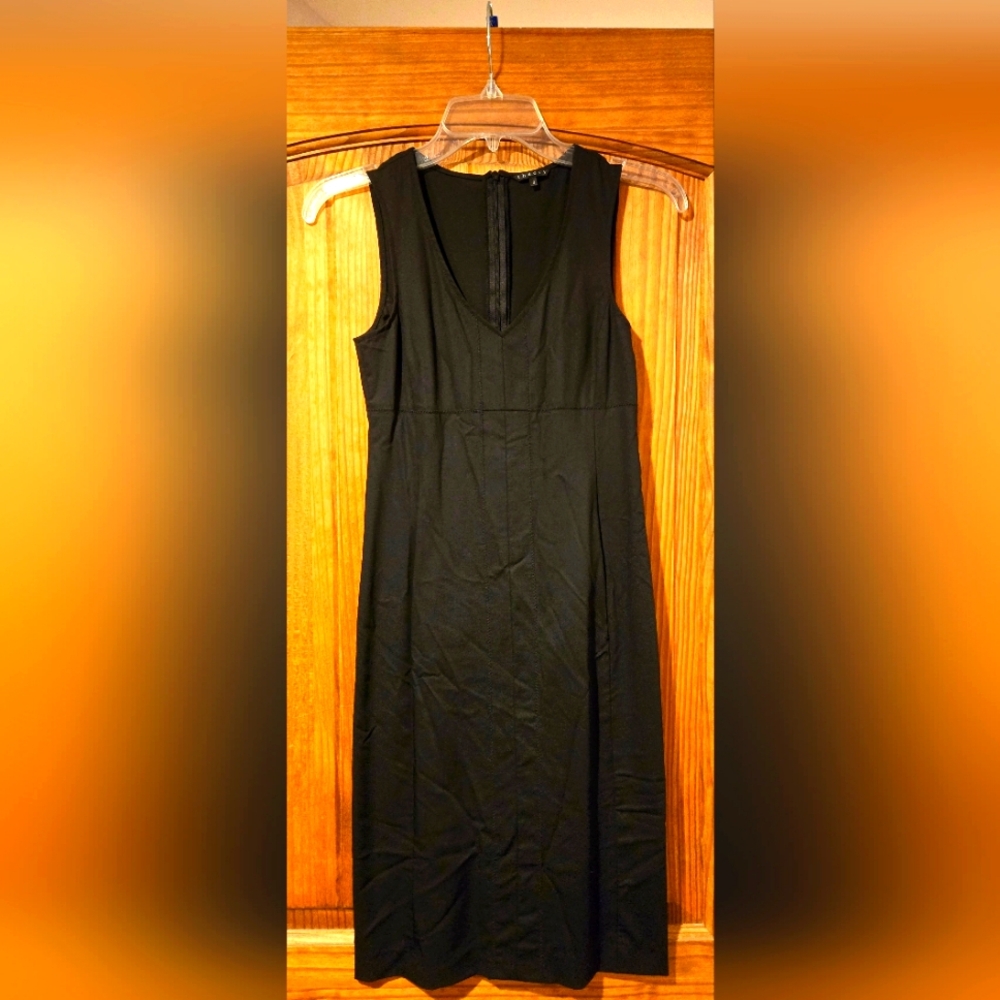 Pre-Owned / Theory Fitted Sleeveless Sheath Dress / Size 0 / Black